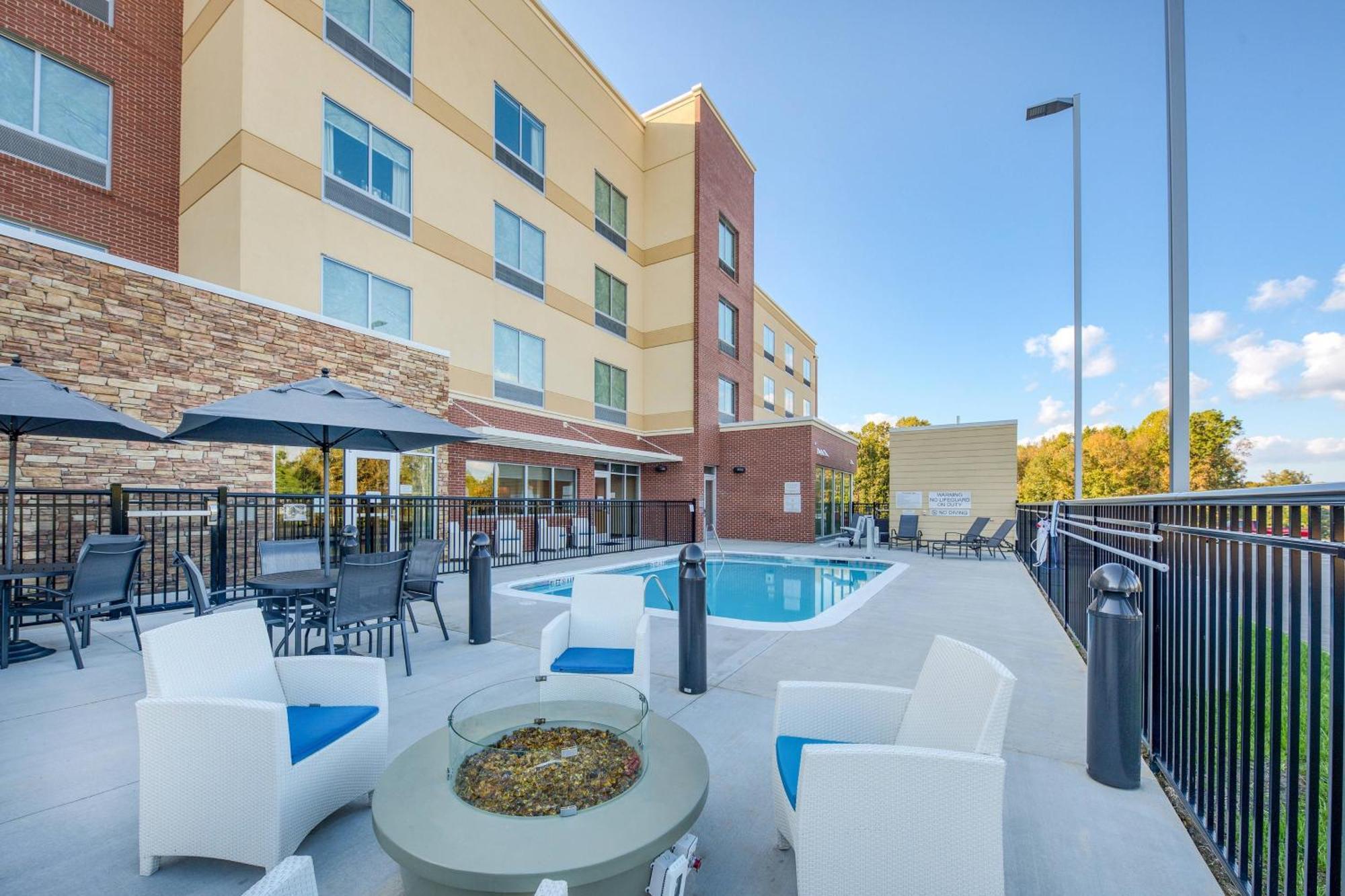 Hotel Fairfield & By Marriott Charlotte Belmont